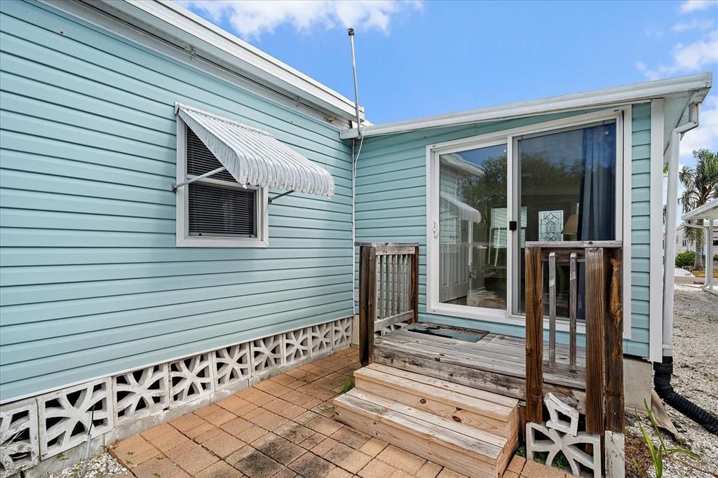 For Sale: $225,000 (2 beds, 2 baths, 860 Square Feet)