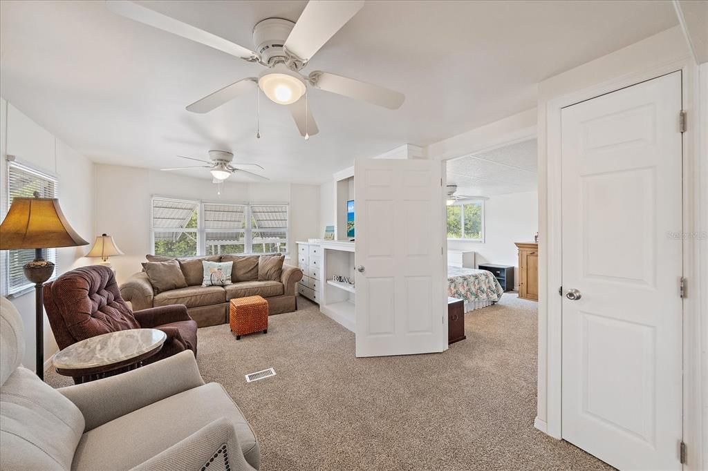 For Sale: $225,000 (2 beds, 2 baths, 860 Square Feet)