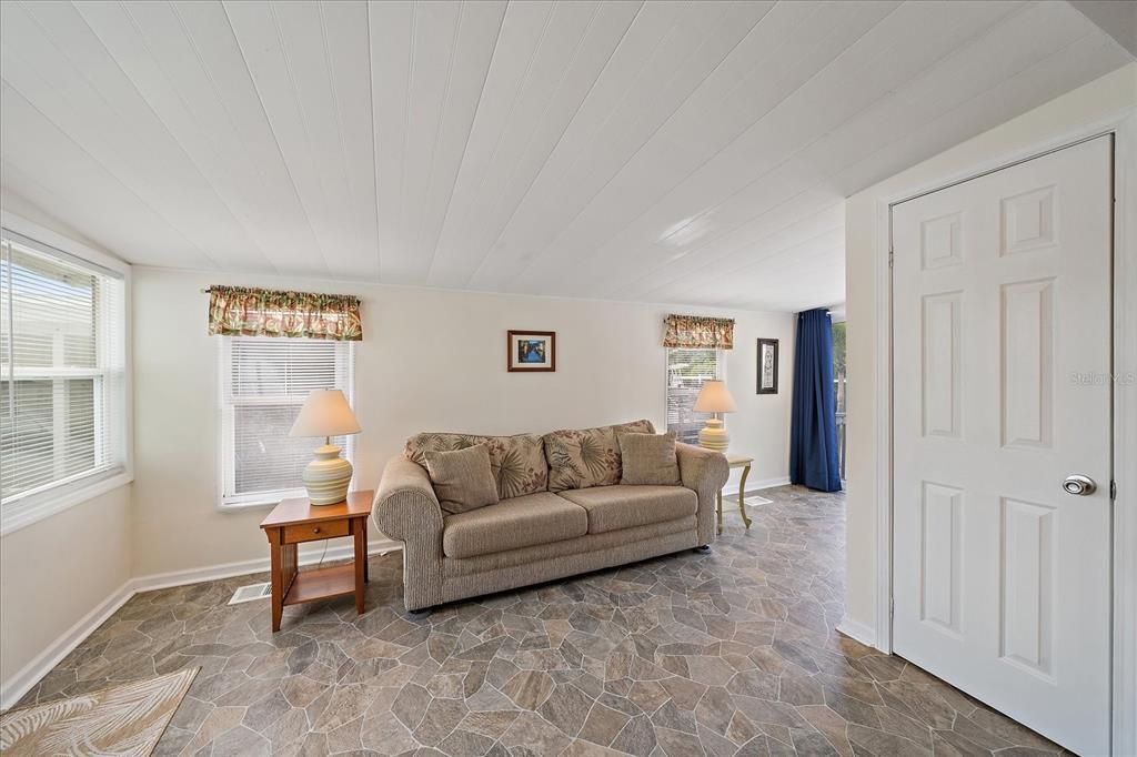 For Sale: $225,000 (2 beds, 2 baths, 860 Square Feet)