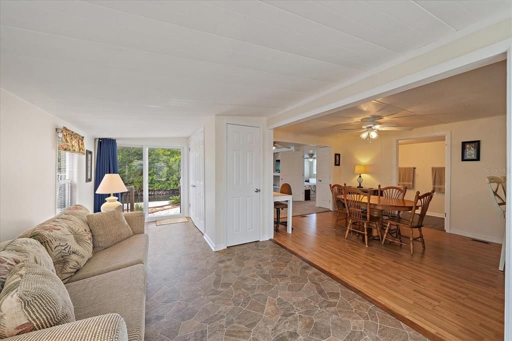 For Sale: $225,000 (2 beds, 2 baths, 860 Square Feet)