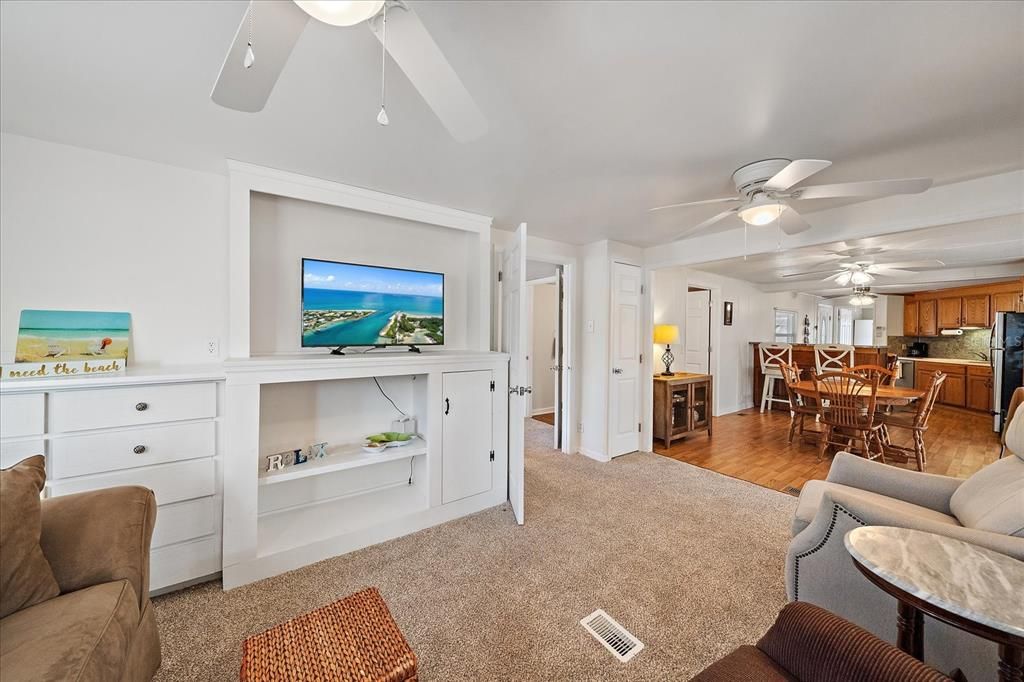 For Sale: $225,000 (2 beds, 2 baths, 860 Square Feet)