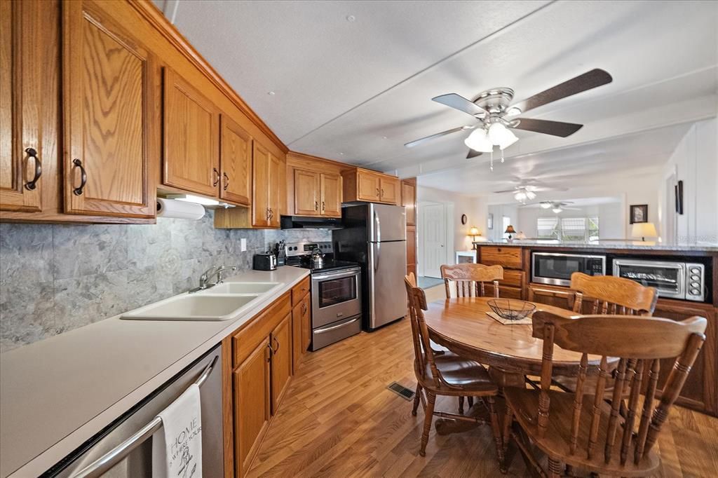 For Sale: $225,000 (2 beds, 2 baths, 860 Square Feet)