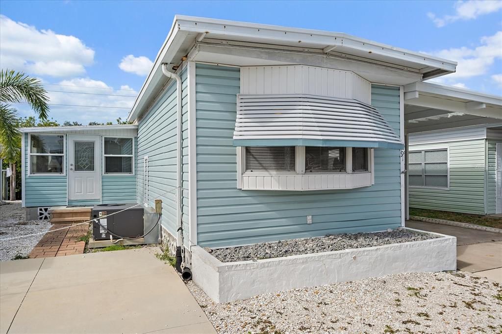 For Sale: $225,000 (2 beds, 2 baths, 860 Square Feet)