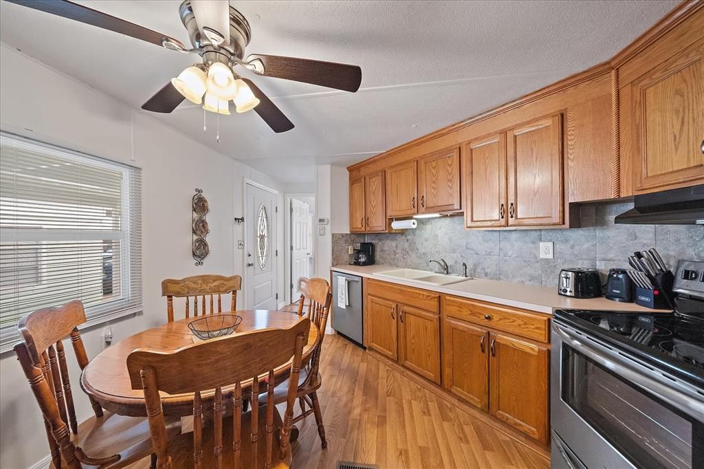 For Sale: $225,000 (2 beds, 2 baths, 860 Square Feet)