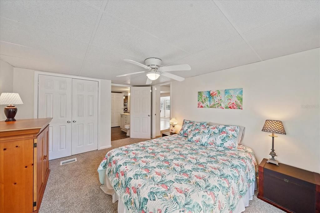 For Sale: $225,000 (2 beds, 2 baths, 860 Square Feet)