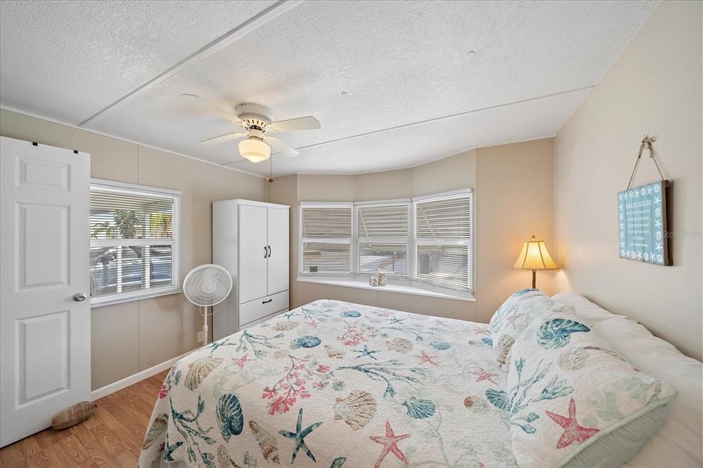 For Sale: $225,000 (2 beds, 2 baths, 860 Square Feet)