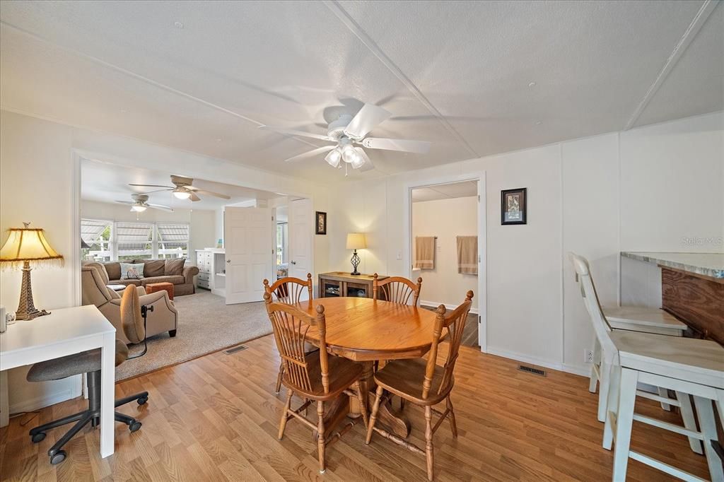 For Sale: $225,000 (2 beds, 2 baths, 860 Square Feet)