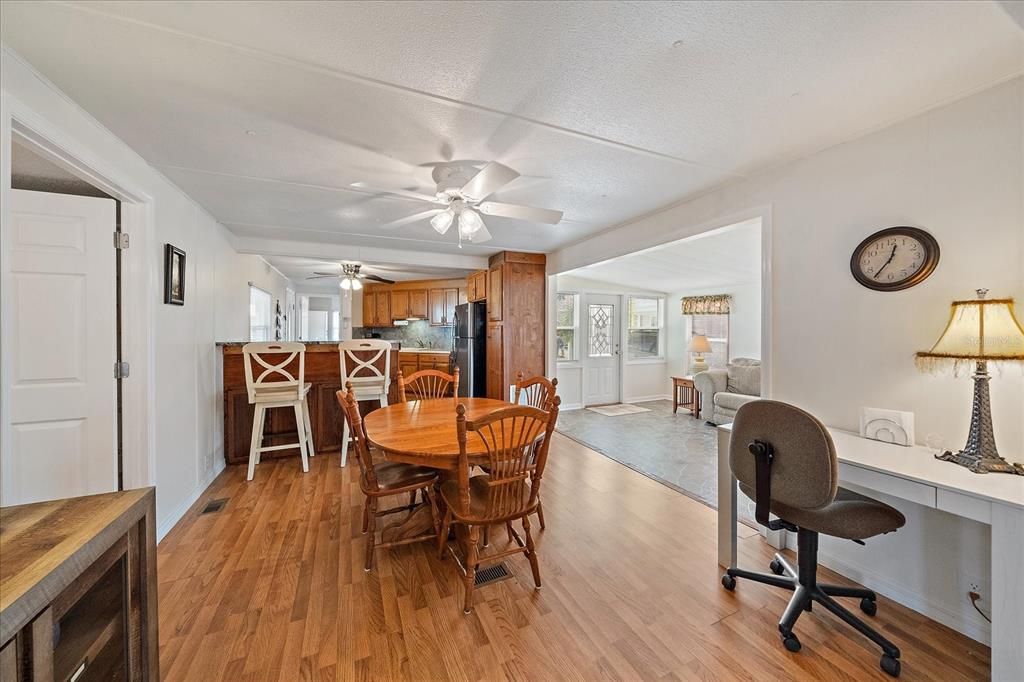 For Sale: $225,000 (2 beds, 2 baths, 860 Square Feet)