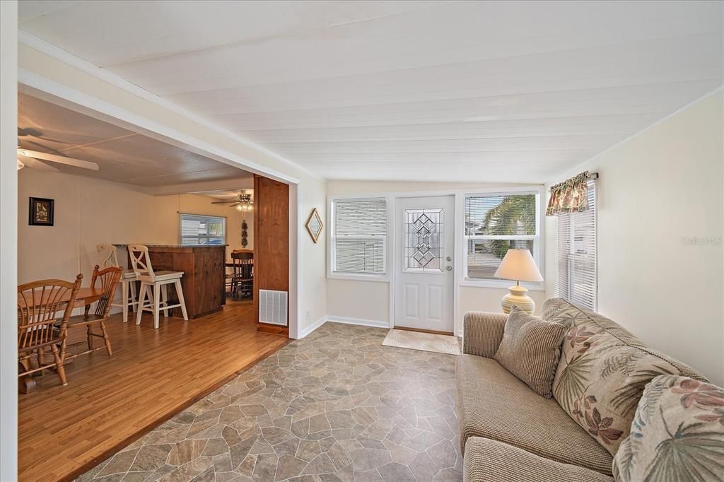 For Sale: $225,000 (2 beds, 2 baths, 860 Square Feet)