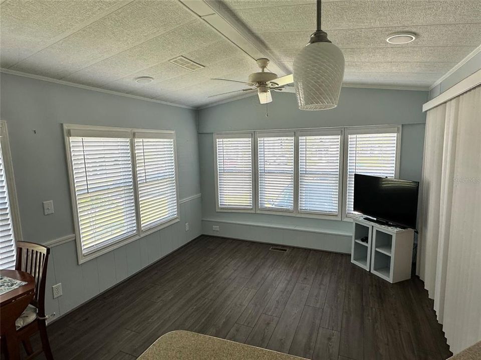 For Sale: $145,000 (1 beds, 1 baths, 636 Square Feet)