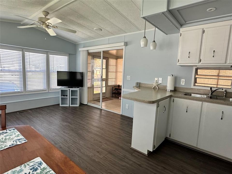 For Sale: $145,000 (1 beds, 1 baths, 636 Square Feet)