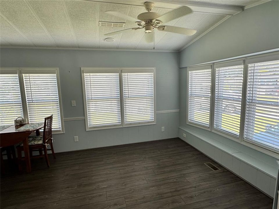 For Sale: $145,000 (1 beds, 1 baths, 636 Square Feet)