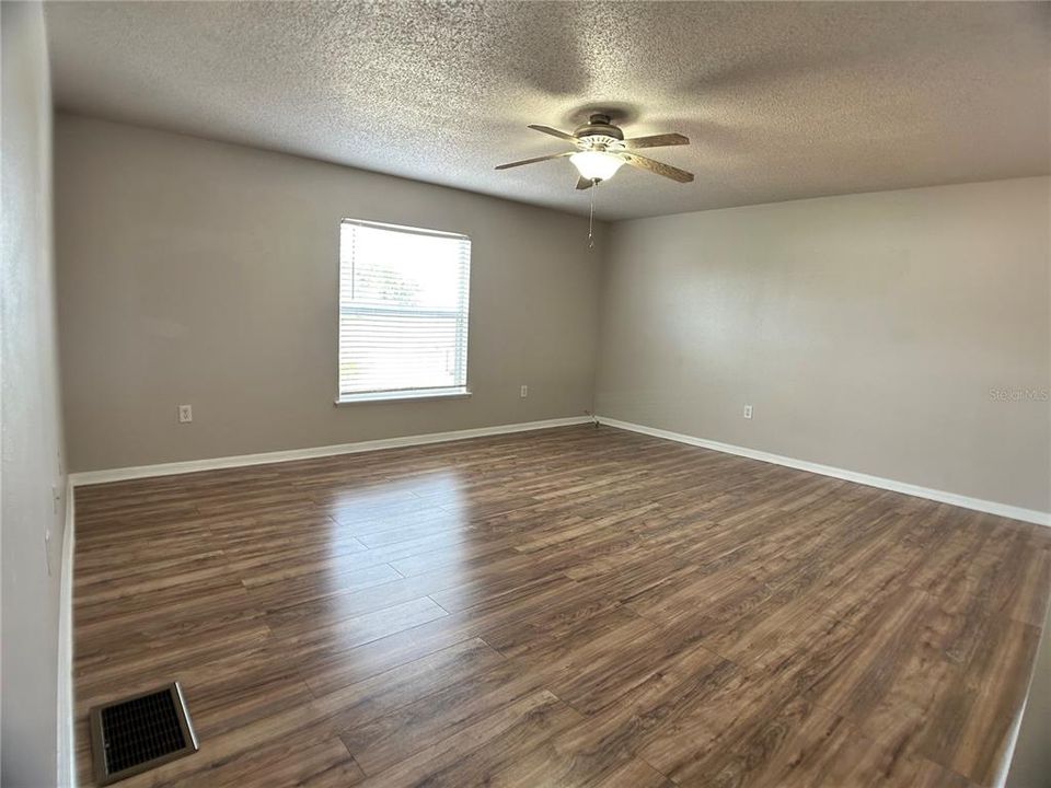 待售: $285,000 (4 贝兹, 3 浴室, 2101 平方英尺)