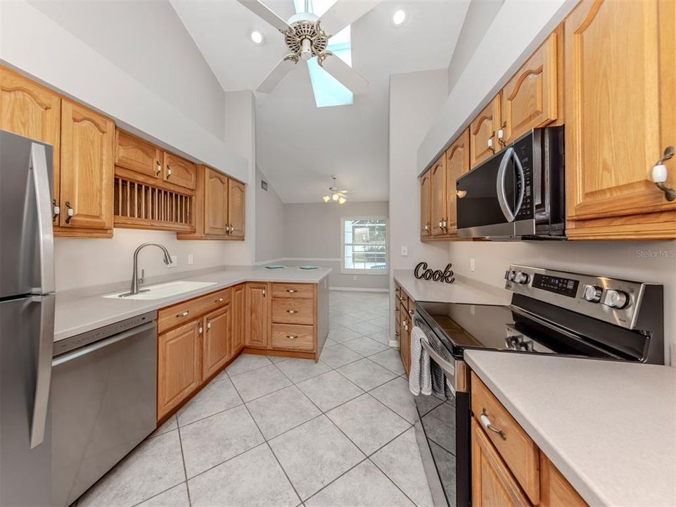 En Venta: $549,000 (3 camas, 2 baños, 1935 Pies cuadrados)