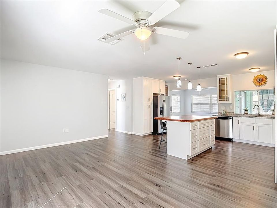 For Sale: $249,000 (2 beds, 1 baths, 1068 Square Feet)
