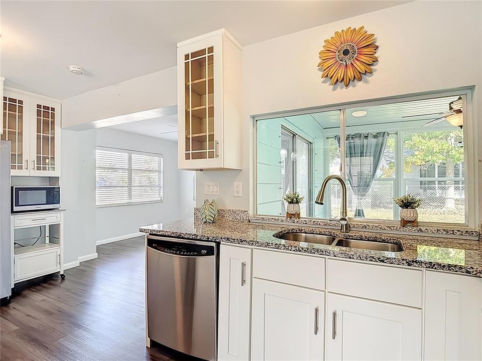 For Sale: $249,000 (2 beds, 1 baths, 1068 Square Feet)