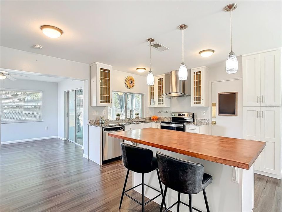 For Sale: $249,000 (2 beds, 1 baths, 1068 Square Feet)