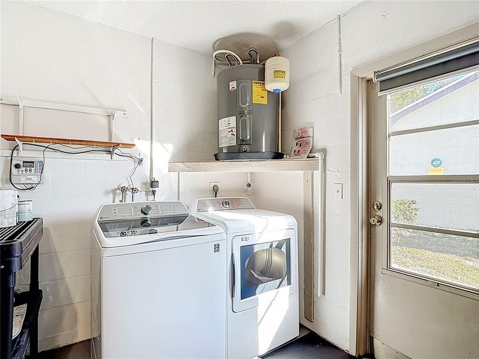 For Sale: $249,000 (2 beds, 1 baths, 1068 Square Feet)