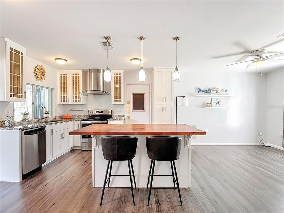 For Sale: $249,000 (2 beds, 1 baths, 1068 Square Feet)