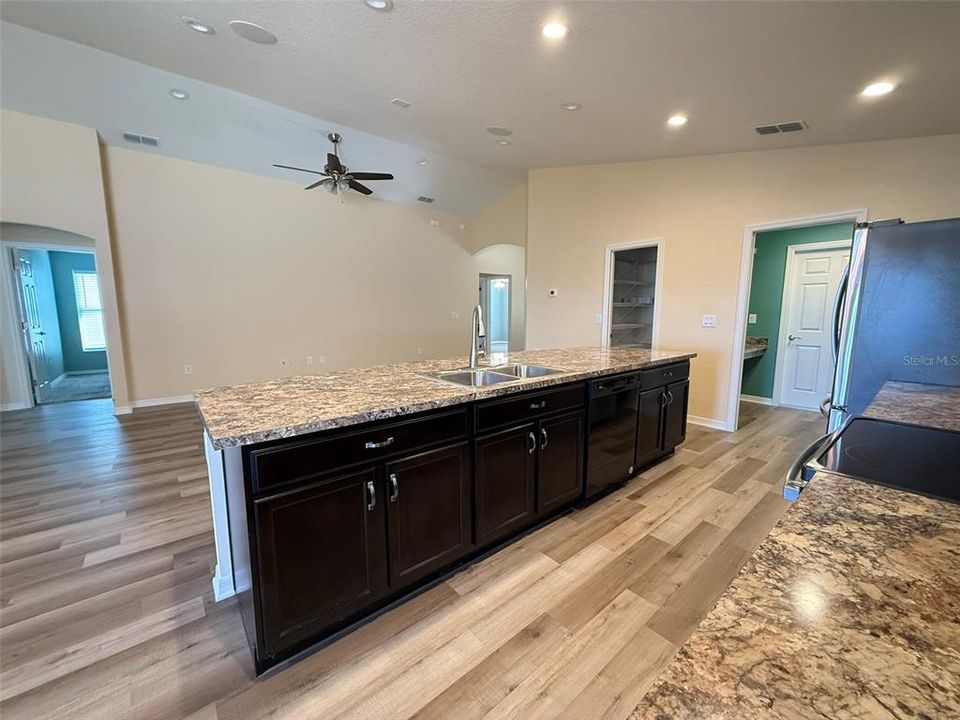 For Rent: $2,300 (4 beds, 2 baths, 1749 Square Feet)