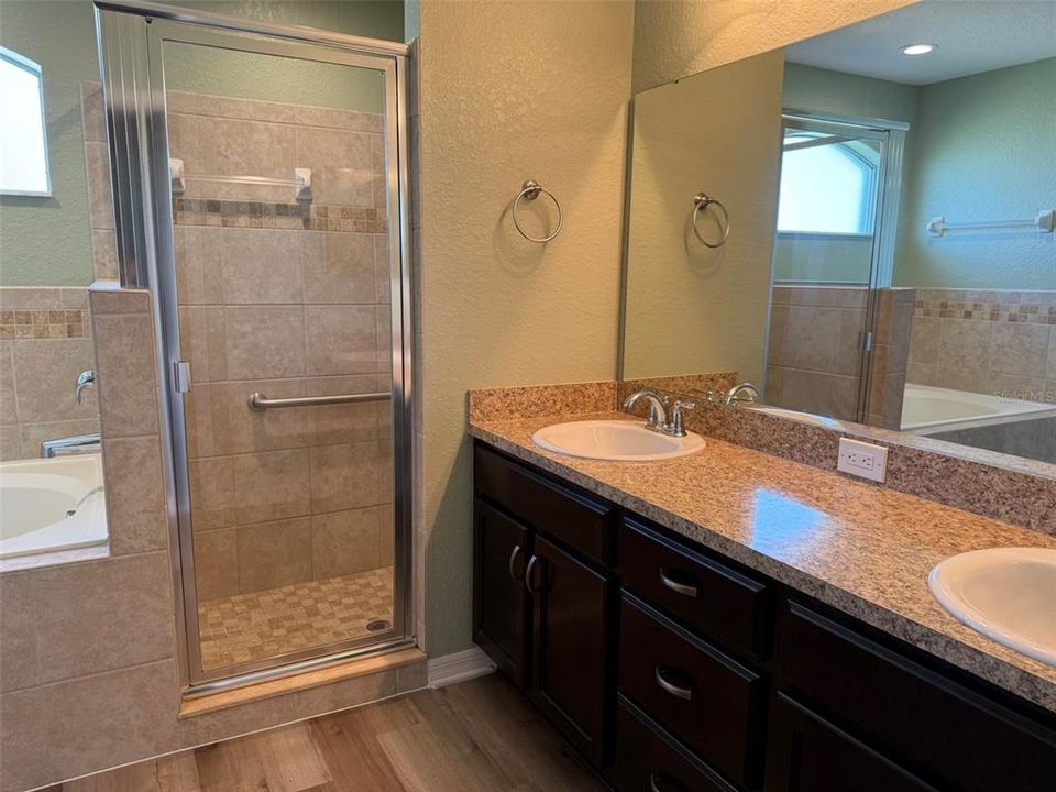 For Rent: $2,300 (4 beds, 2 baths, 1749 Square Feet)