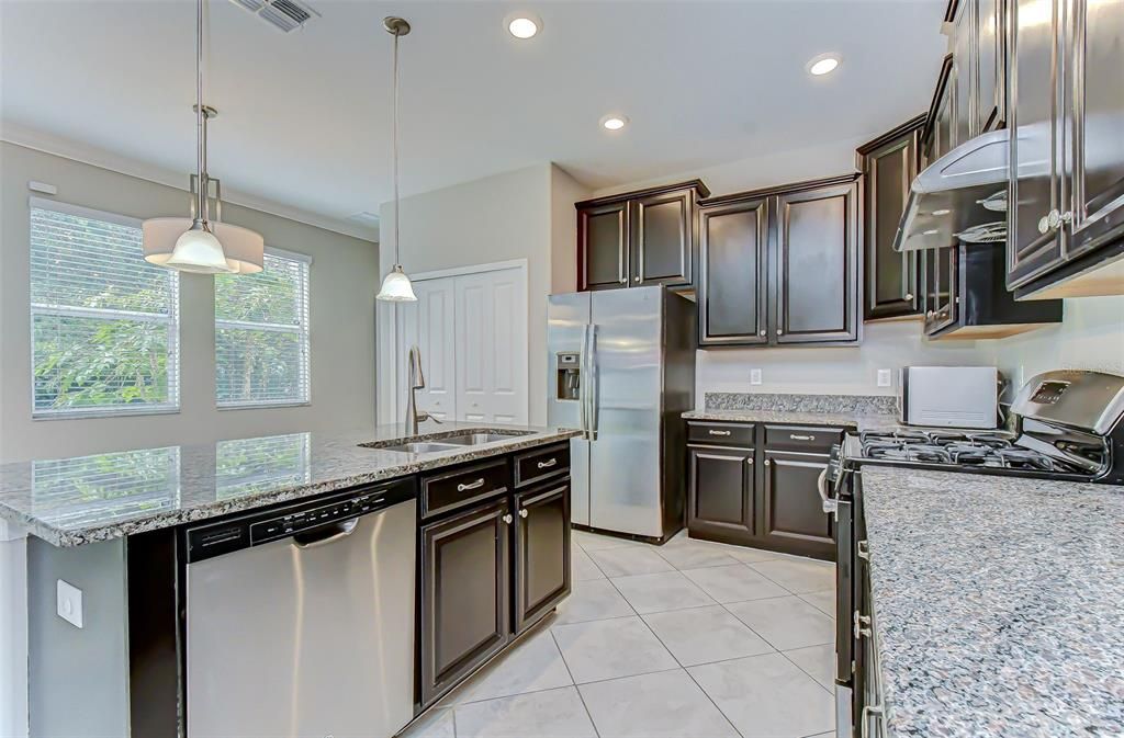 待售: $570,000 (5 贝兹, 3 浴室, 3291 平方英尺)