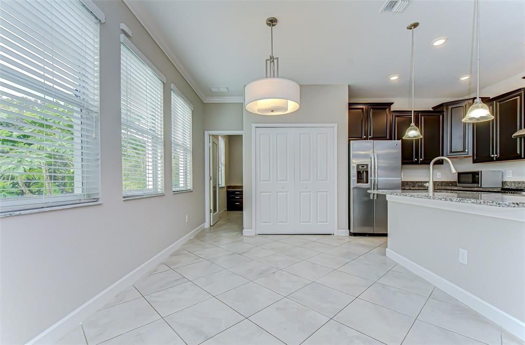 待售: $570,000 (5 贝兹, 3 浴室, 3291 平方英尺)