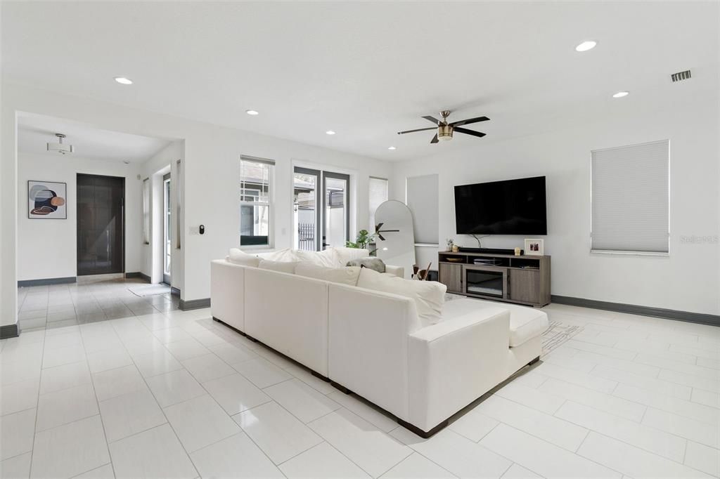 出租: $3,500 (3 贝兹, 2 浴室, 2053 平方英尺)