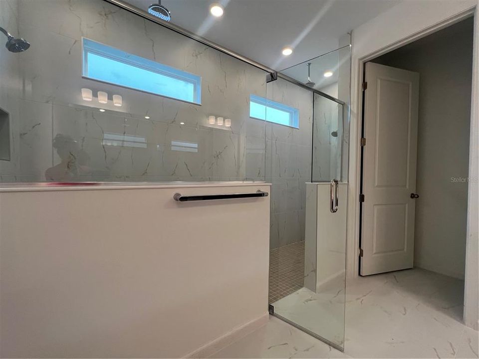 For Sale: $779,990 (6 beds, 4 baths, 3550 Square Feet)