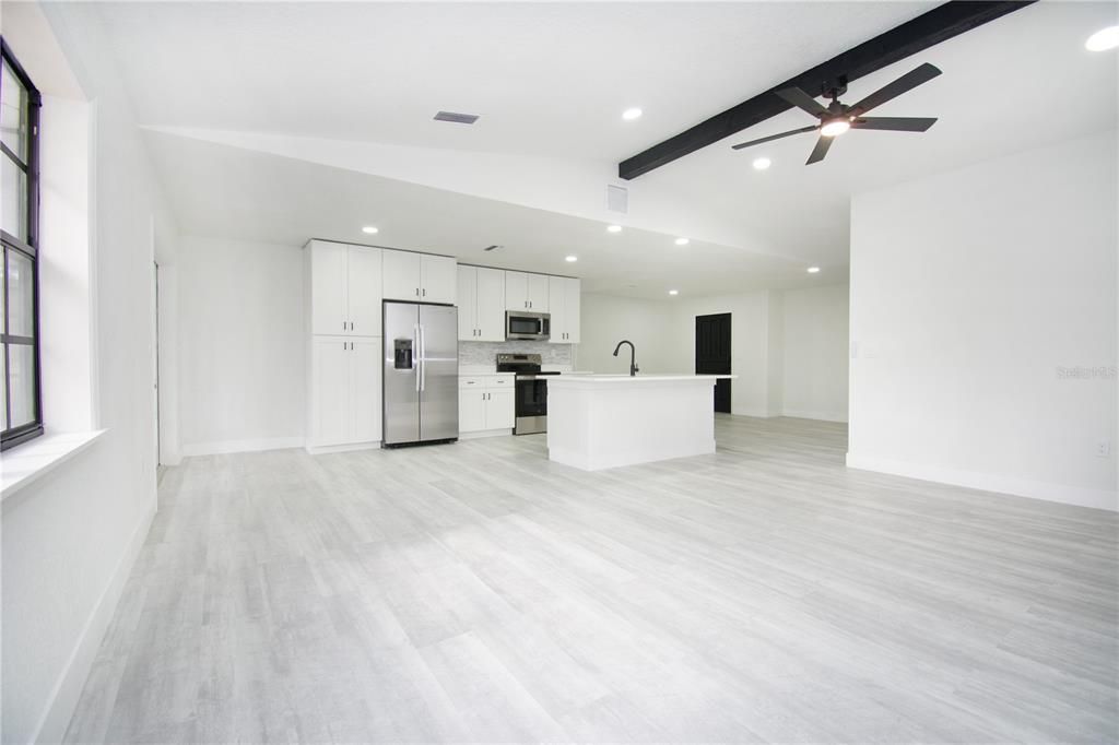 На продажу: $314,990 (3 спален, 2 ванн, 1426 Квадратных фут)