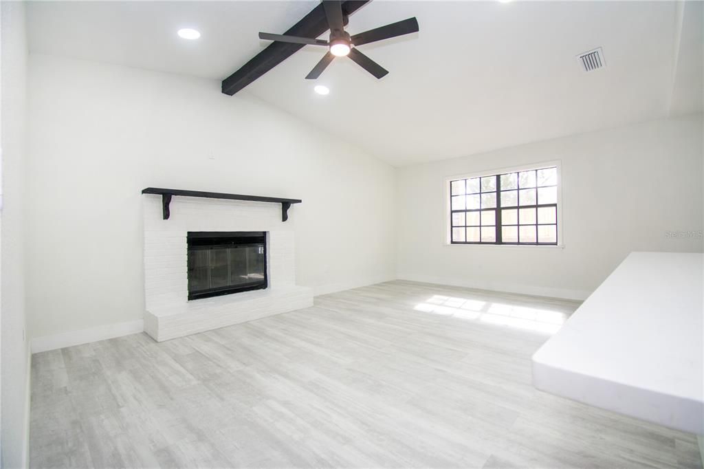 На продажу: $314,990 (3 спален, 2 ванн, 1426 Квадратных фут)