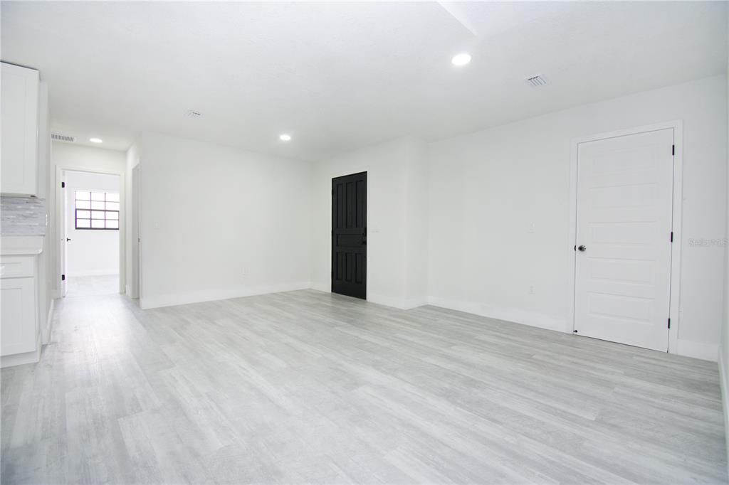 На продажу: $314,990 (3 спален, 2 ванн, 1426 Квадратных фут)