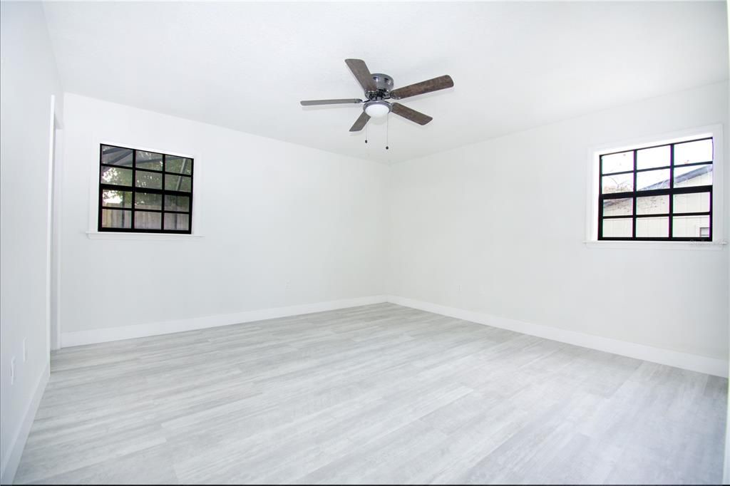 На продажу: $314,990 (3 спален, 2 ванн, 1426 Квадратных фут)