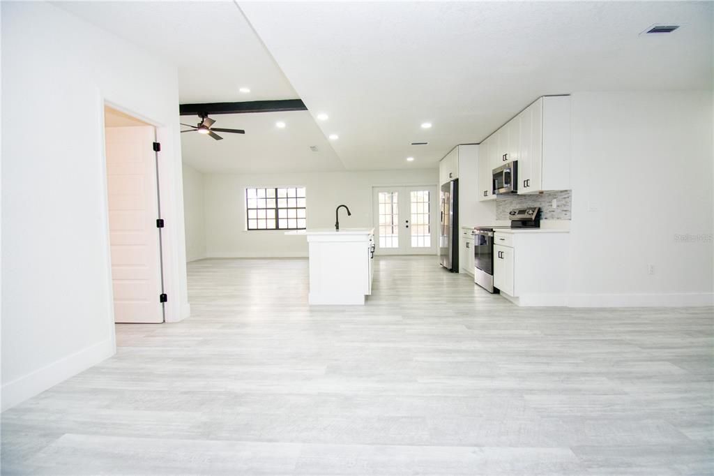 На продажу: $314,990 (3 спален, 2 ванн, 1426 Квадратных фут)