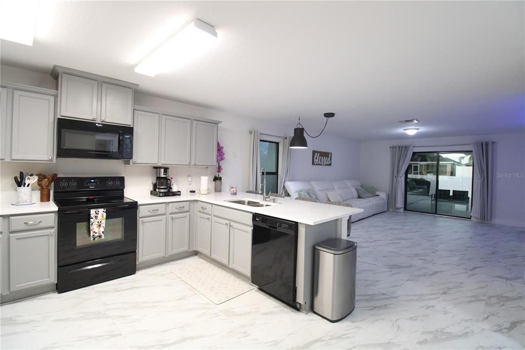 出租: $2,395 (4 贝兹, 2 浴室, 1924 平方英尺)