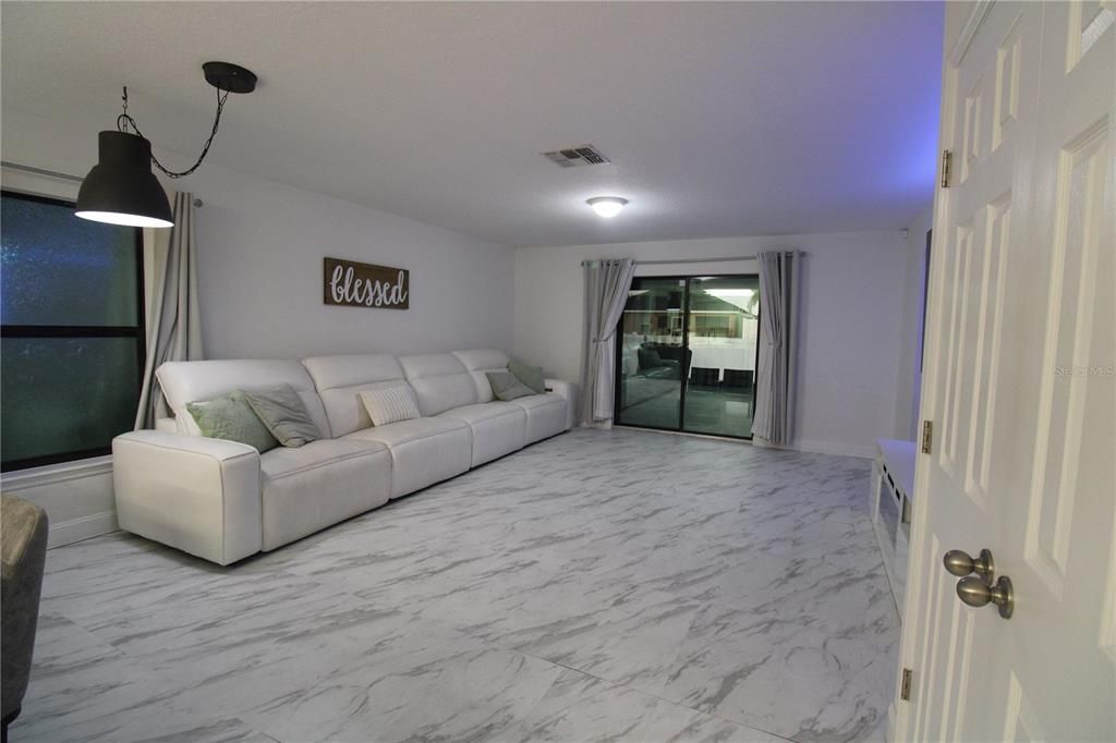 出租: $2,395 (4 贝兹, 2 浴室, 1924 平方英尺)