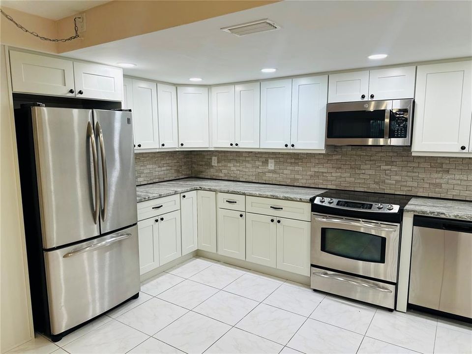 На продажу: $275,000 (2 спален, 1 ванн, 928 Квадратных фут)