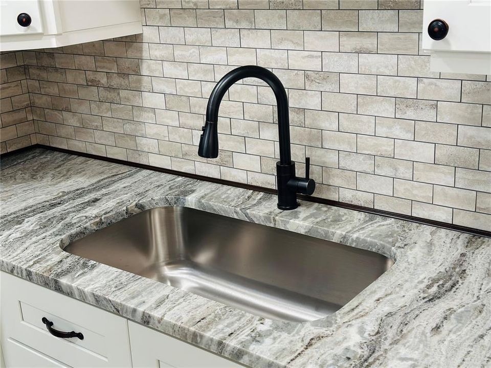 На продажу: $275,000 (2 спален, 1 ванн, 928 Квадратных фут)