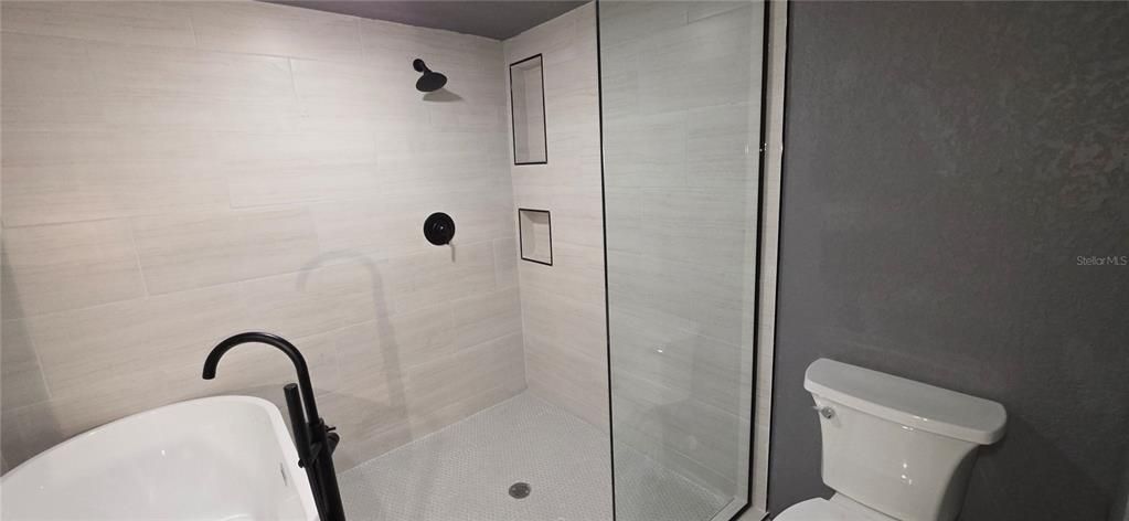 For Sale: $229,000 (2 beds, 1 baths, 1001 Square Feet)