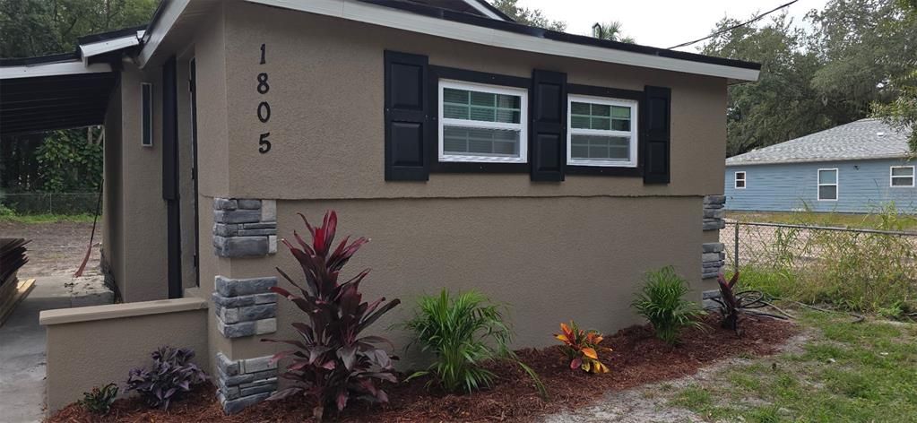 For Sale: $229,000 (2 beds, 1 baths, 1001 Square Feet)