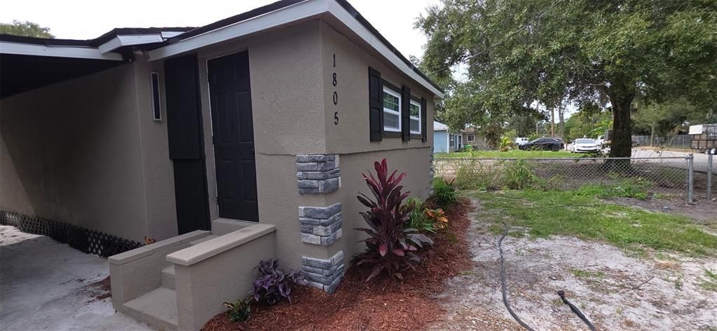 For Sale: $229,000 (2 beds, 1 baths, 1001 Square Feet)