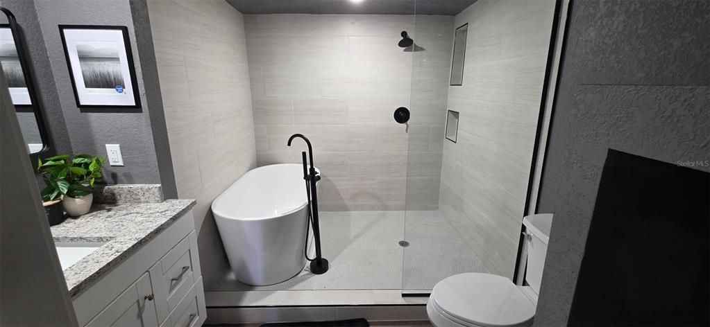 For Sale: $229,000 (2 beds, 1 baths, 1001 Square Feet)