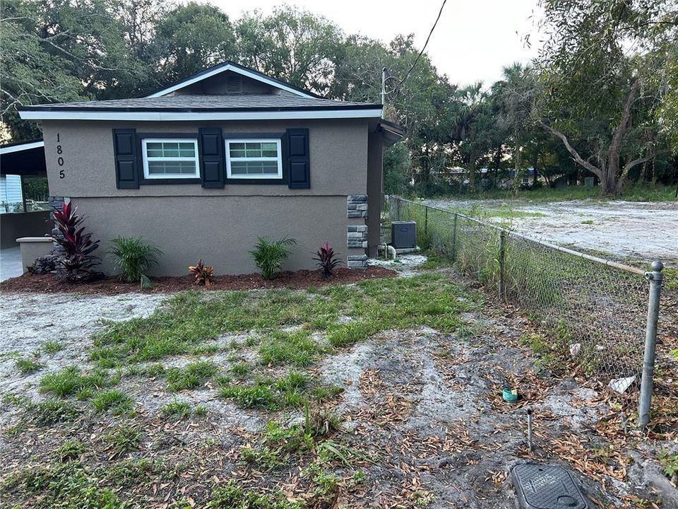 For Sale: $229,000 (2 beds, 1 baths, 1001 Square Feet)