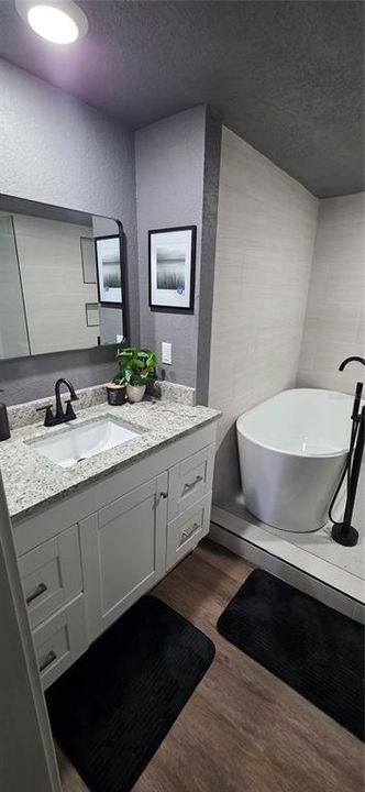 For Sale: $229,000 (2 beds, 1 baths, 1001 Square Feet)