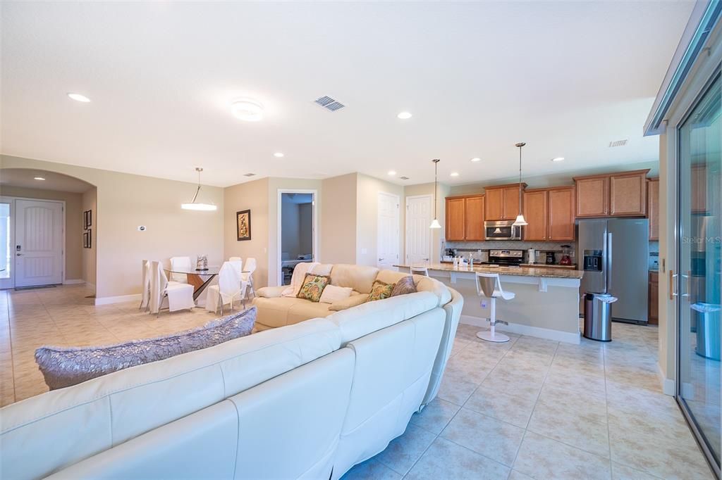 出租: $3,600 (4 贝兹, 2 浴室, 1958 平方英尺)