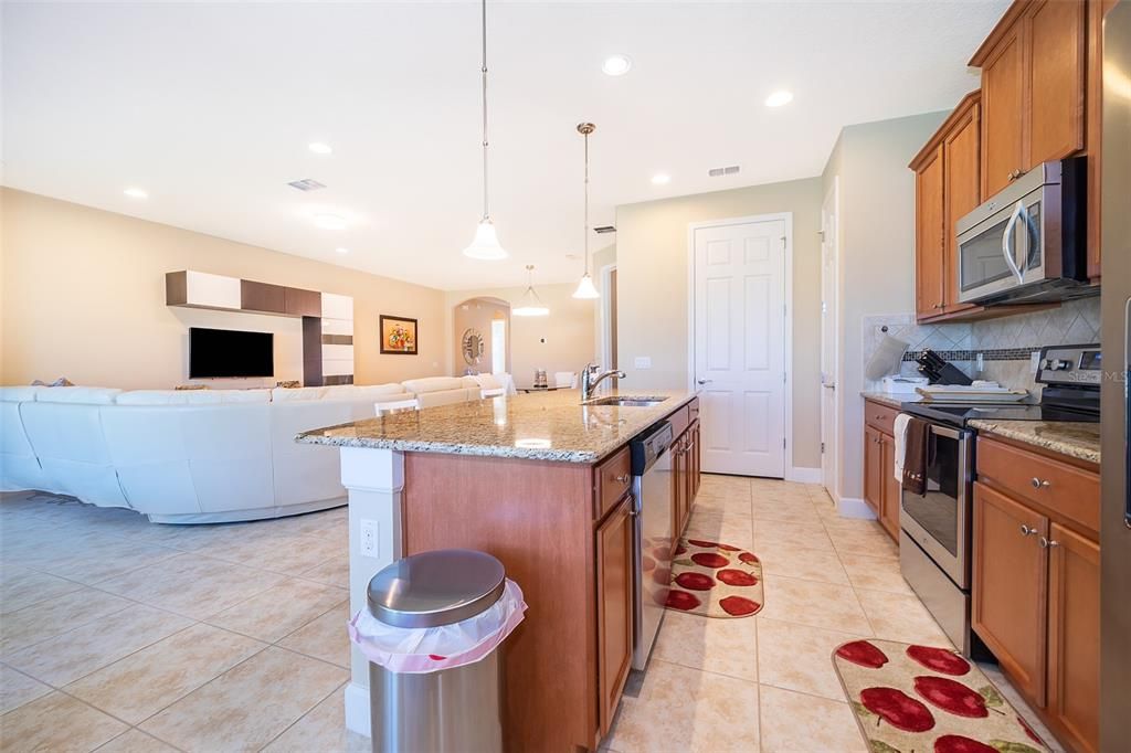 出租: $3,600 (4 贝兹, 2 浴室, 1958 平方英尺)