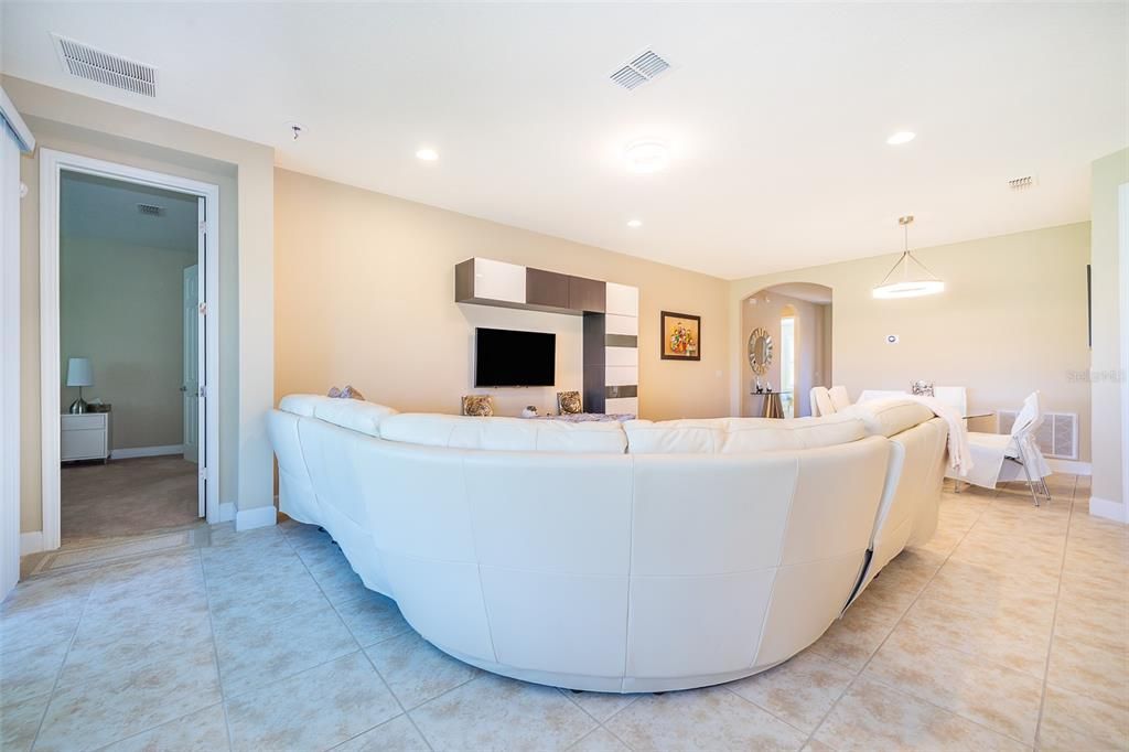 出租: $3,600 (4 贝兹, 2 浴室, 1958 平方英尺)