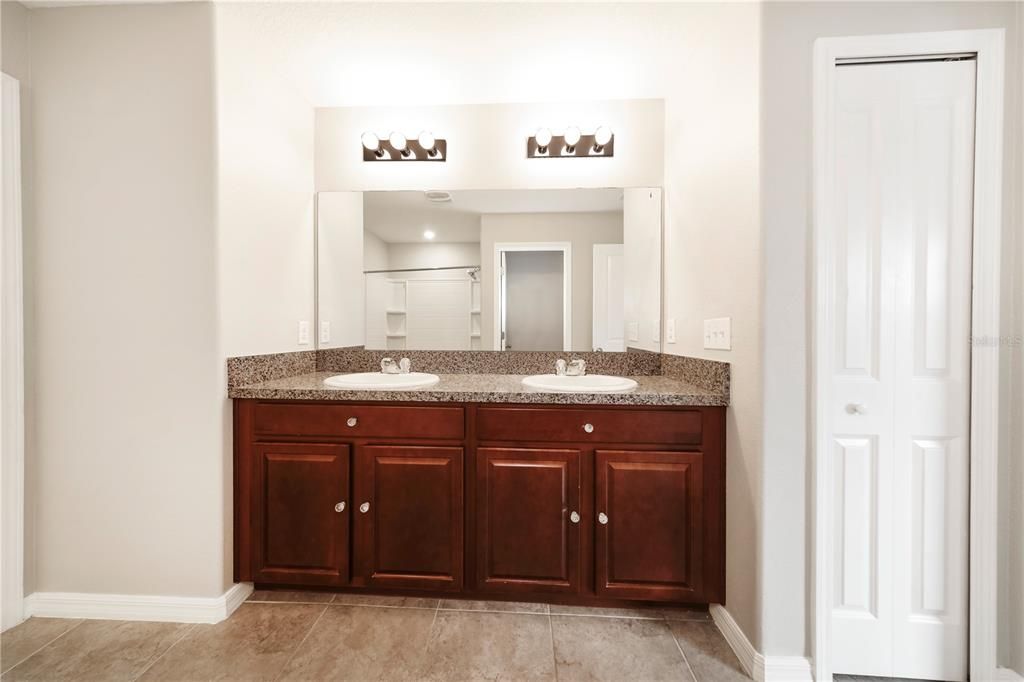 En Venta: $405,000 (4 camas, 2 baños, 2635 Pies cuadrados)