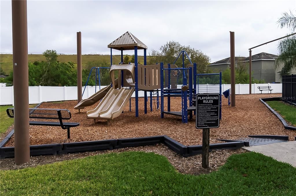 En Venta: $405,000 (4 camas, 2 baños, 2635 Pies cuadrados)