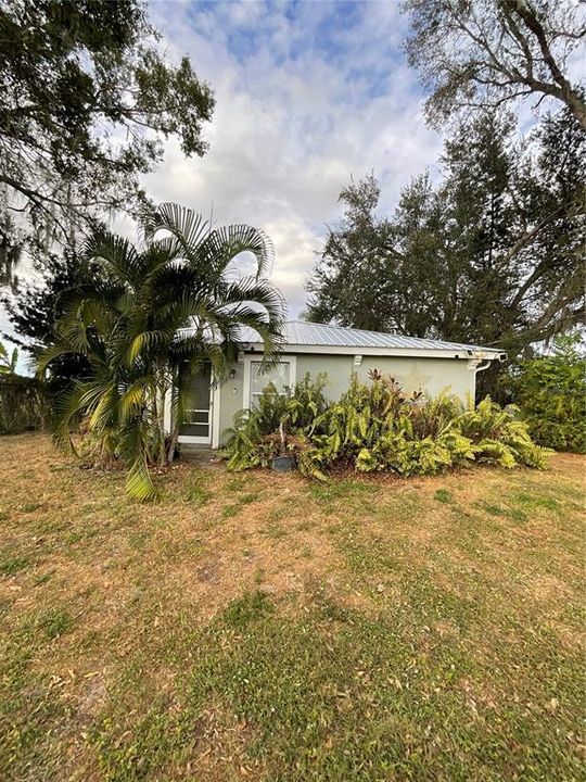 For Sale: $215,000 (2 beds, 1 baths, 1008 Square Feet)